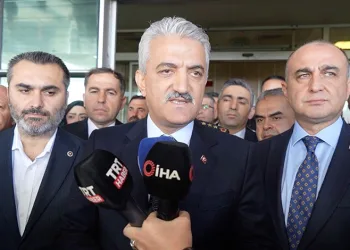 Araçların hurdaya döndüğü kazada 5 kişi yaralandı