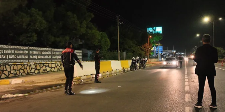 Adana’da 3 katlı müstakil ev yandı