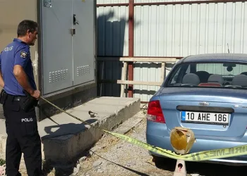 Park halindeki otomobilinde yarı çıplak halde ölü bulundu