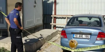 Park halindeki otomobilinde yarı çıplak halde ölü bulundu
