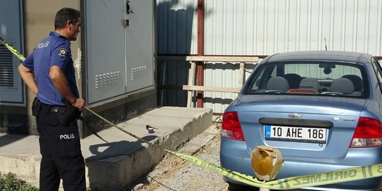 Park halindeki otomobilinde yarı çıplak halde ölü bulundu