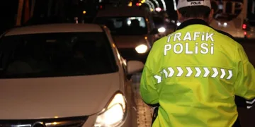 Mardin’de park halindeki otomobilden hırsızlık güvenlik kamerasına yansıdı