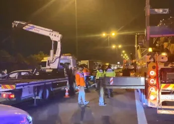 Beylikdüzü’nde bir inşaat firmasının yola döktüğü kum kazaya neden oldu