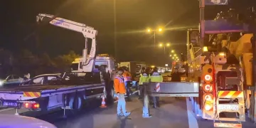 Beylikdüzü’nde bir inşaat firmasının yola döktüğü kum kazaya neden oldu