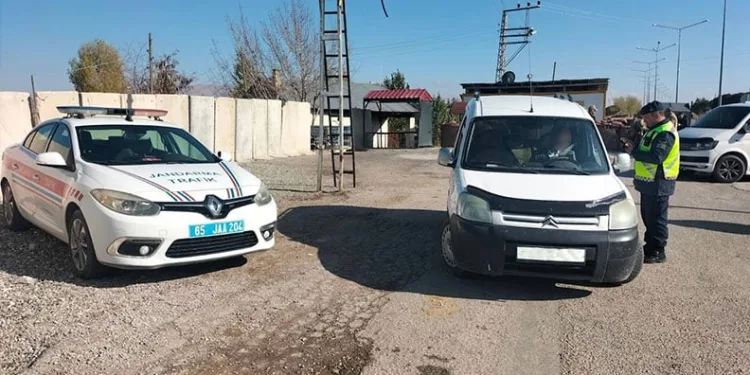 Erzincan’da araç yangını
