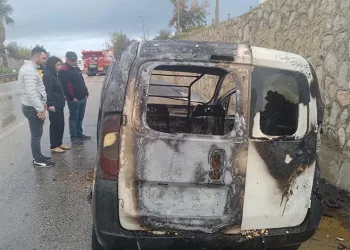Antalya’da kuruyemiş yüklü araç alev alev yanarak küle döndü