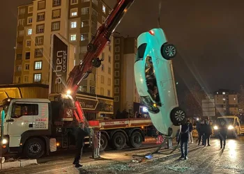 Takla atan otomobilinin kapıları zarar görmesin diye vinç getirtti