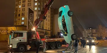 Takla atan otomobilinin kapıları zarar görmesin diye vinç getirtti