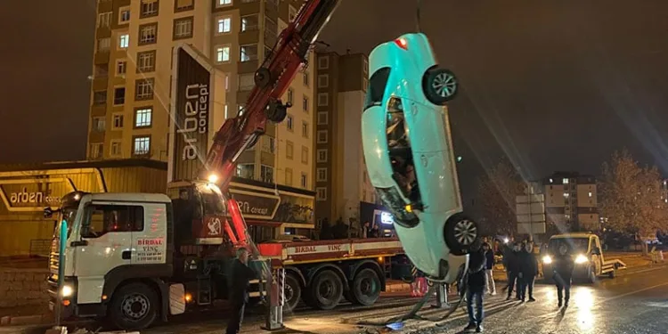 Takla atan otomobilinin kapıları zarar görmesin diye vinç getirtti