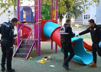 Otomobil kamyonete çarptı: 3 yaralı