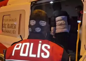 Mardin’de park halindeki otomobilden hırsızlık güvenlik kamerasına yansıdı