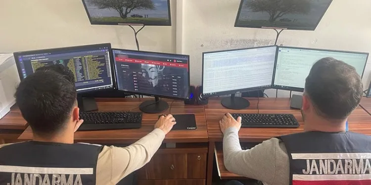 Esenyurt’ta sağlık malzemeleri üreten fabrikanın deposunda korkutan yangın