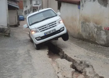 Yağmurla gelen kazalar: Düğün konvoyundaki otomobil bariyere çarptı, 5 kişi yaralandı