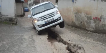 Yağmurla gelen kazalar: Düğün konvoyundaki otomobil bariyere çarptı, 5 kişi yaralandı