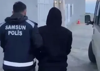 Biriken çöpleri toplayan işçi sırtından bıçaklandı