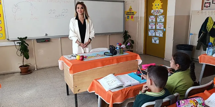 Van’da öğrencileri için hatıra kitabı hazırlayan öğretmene bakanlık ödülü