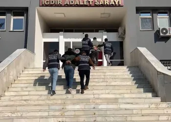 Bayburt’ta şüpheli hareketler sergileyen 2 şahısın üzerinden uyuşturucu madde çıktı