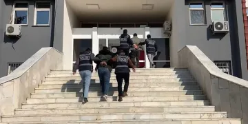 Bayburt’ta şüpheli hareketler sergileyen 2 şahısın üzerinden uyuşturucu madde çıktı