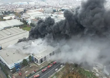 Esenyurt’ta sağlık malzemeleri üreten fabrikanın deposunda korkutan yangın
