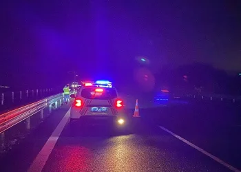 Takla atan otomobilinin kapıları zarar görmesin diye vinç getirtti