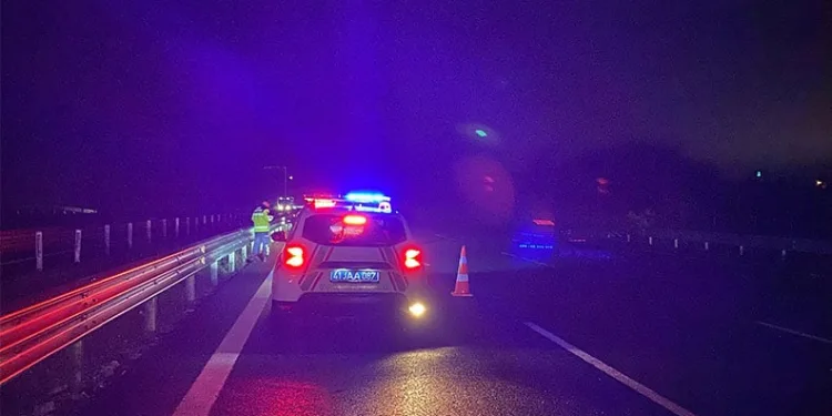 Takla atan otomobilinin kapıları zarar görmesin diye vinç getirtti