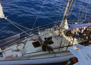 Yelkenli teknede 2 göçmen kaçakçısı ve 45 düzensiz göçmen yakalandı