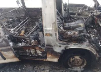Alevlere teslim olan minibüs küle döndü