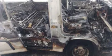 Alevlere teslim olan minibüs küle döndü