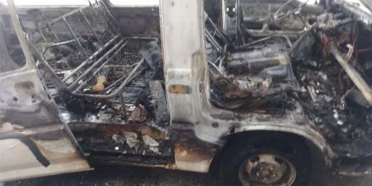 Alevlere teslim olan minibüs küle döndü