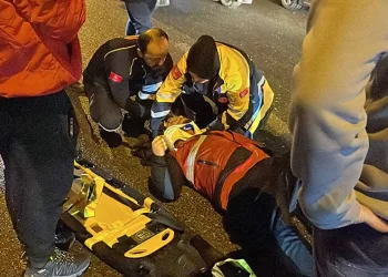 Beylikdüzü’nde bir inşaat firmasının yola döktüğü kum kazaya neden oldu