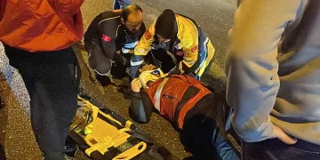 Beylikdüzü’nde bir inşaat firmasının yola döktüğü kum kazaya neden oldu