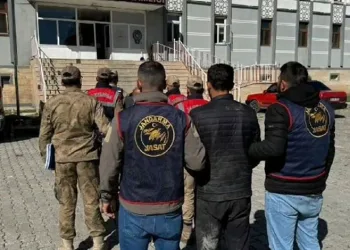 Araçların hurdaya döndüğü kazada 5 kişi yaralandı