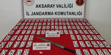 Mardin’de park halindeki otomobilden hırsızlık güvenlik kamerasına yansıdı