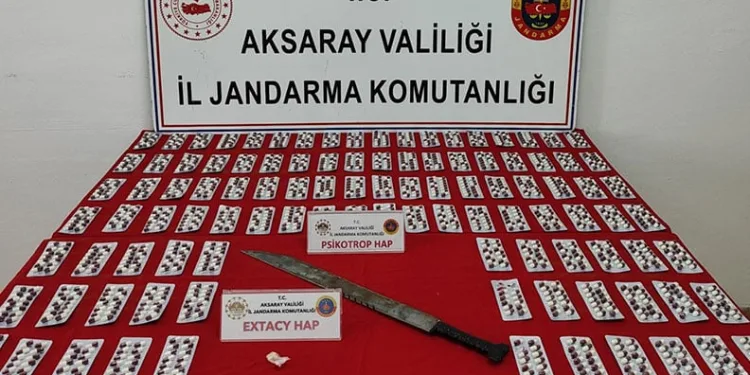 Mardin’de park halindeki otomobilden hırsızlık güvenlik kamerasına yansıdı