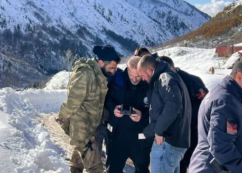 Araçların hurdaya döndüğü kazada 5 kişi yaralandı