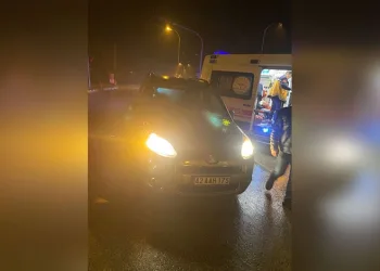Mardin’de park halindeki otomobilden hırsızlık güvenlik kamerasına yansıdı