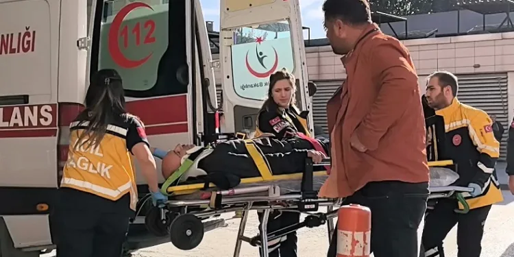 Bursa’da çatıdan düşen elektrik teknikeri yaralandı