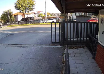 Yaya geçidinden geçerken aracın çarptığı kız çocuğu ağır yaralandı