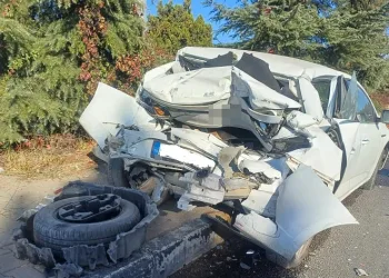 Hurdaya dönen otomobilden sağ çıktı
