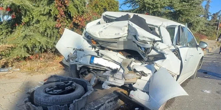 Hurdaya dönen otomobilden sağ çıktı