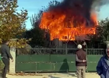 Ahır ve samanlık alev alev yandı