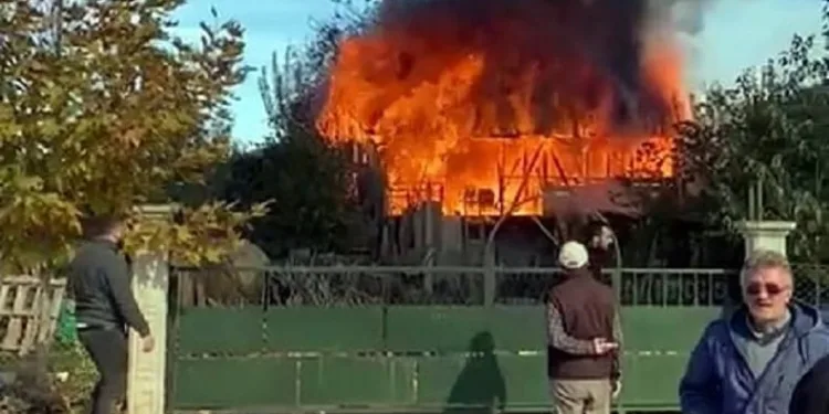 Ahır ve samanlık alev alev yandı