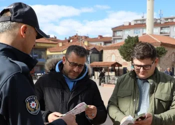 Polis, aileleri ve gençleri madde bağımlılığıyla ilgili bilgilendirdi
