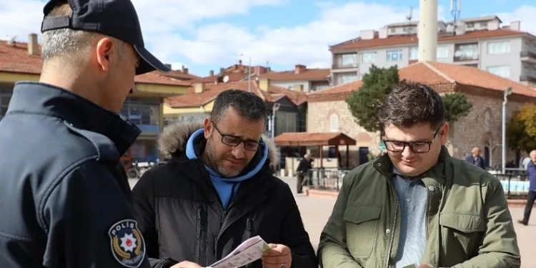 Polis, aileleri ve gençleri madde bağımlılığıyla ilgili bilgilendirdi