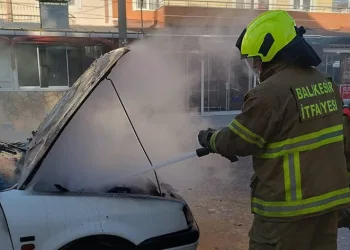 Trafik ışıklarında bekleyen otomobil bir anda alev aldı