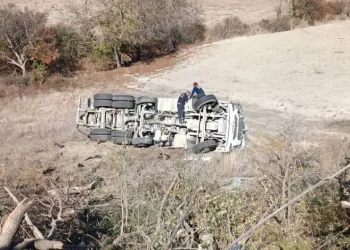 Freni boşalan beton mikseri yoldan çıktı
