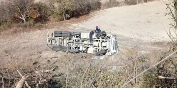 Freni boşalan beton mikseri yoldan çıktı