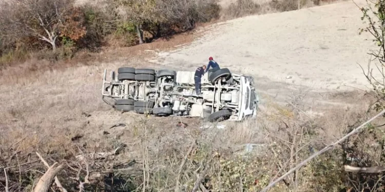 Freni boşalan beton mikseri yoldan çıktı