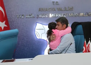Küçük kız toplantıda Vali Bakan’a sarıldı: “İnsanı yaşat ki devlet yaşasın”