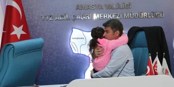 Küçük kız toplantıda Vali Bakan’a sarıldı: “İnsanı yaşat ki devlet yaşasın”